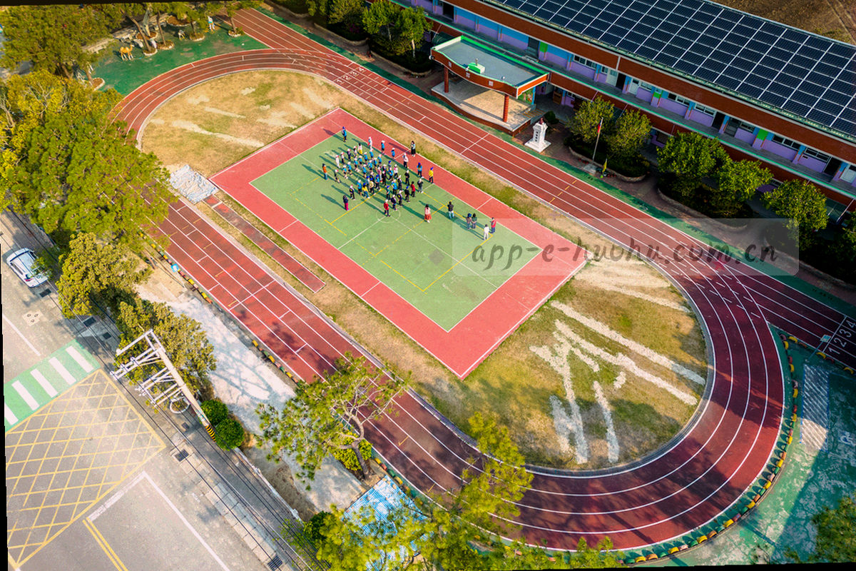 宽屏显示器上播放的比赛画面抽象构图，屏幕边缘有界面框架线条