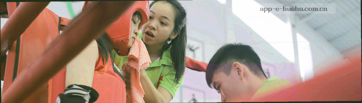 由细密线条与光点组成的抽象数据纹理，深色底上散布少量橙红光斑
